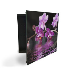 skříňka na klíče - květy temně fialové orchideje nad hladinou